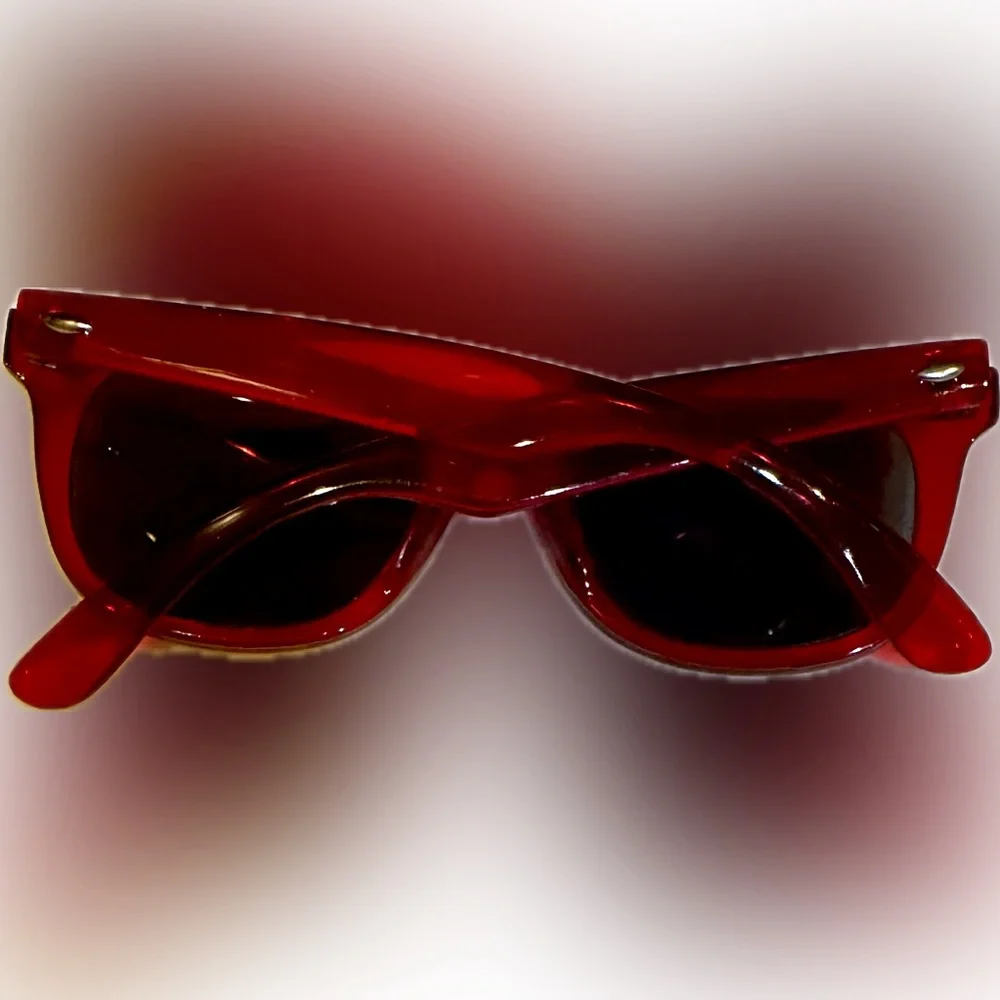 VTG RED SUNGLASSES DARK LENS SUN EYE PROTECTION BEACH TRAVEL TRIP CRUIZE POOL
